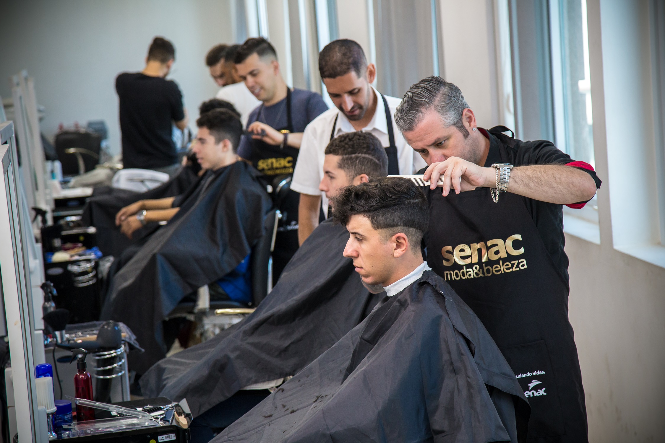 Barbeiro cortando cabelo